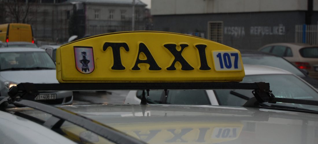 Komuna e Prishtinës rrit tarifat e taksive në kryeqytet – starti bëhet 2 euro