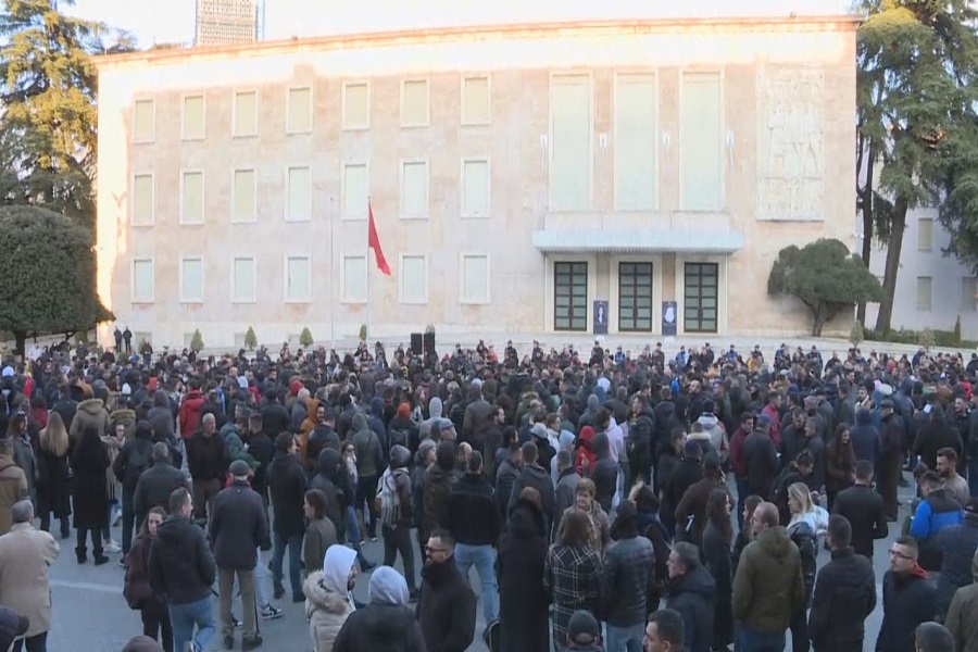 Protestë kundër rritjes së çmimit të naftës në Shqipëri