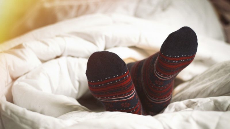 Çfarë ndodh me trupin tuaj nëse flini me çorape