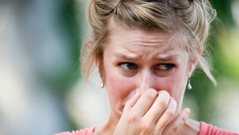 Ndieni një erë të pakëndshme nga hunda: Simptoma e “neveritshme” tregon katër probleme shëndetësore