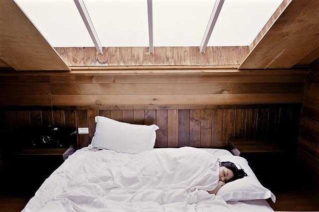 6 mashtrime të çuditshme për t’ju ndihmuar të bini në gjumë më shpejt
