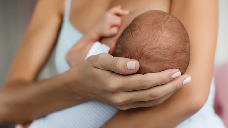 Studimi zbulon se foshnjat që ushqehen me qumësht gjiri mbi një vit kanë pikët më të larta në testet e të menduarit në adoleshencë￼