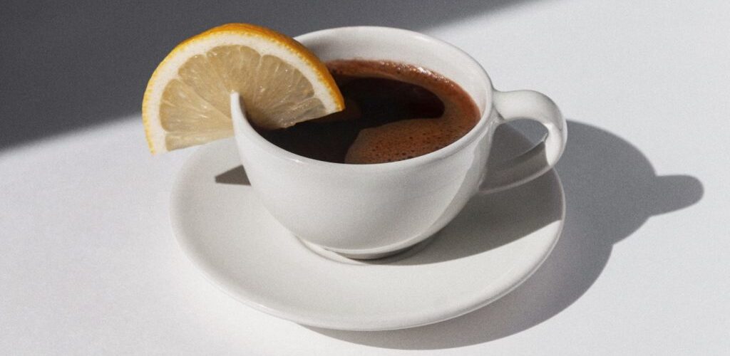 A ndihmon lëngu i limonit në kafe për të humbur peshë