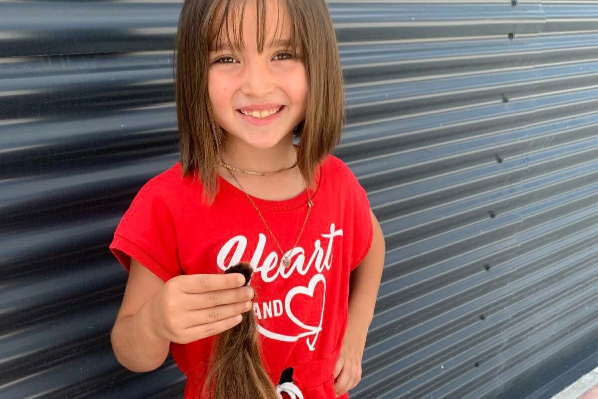 Vogëlushja nga Prishtina i dhuron flokët e saj për bashkëmoshatarët e sëmurë me kancer