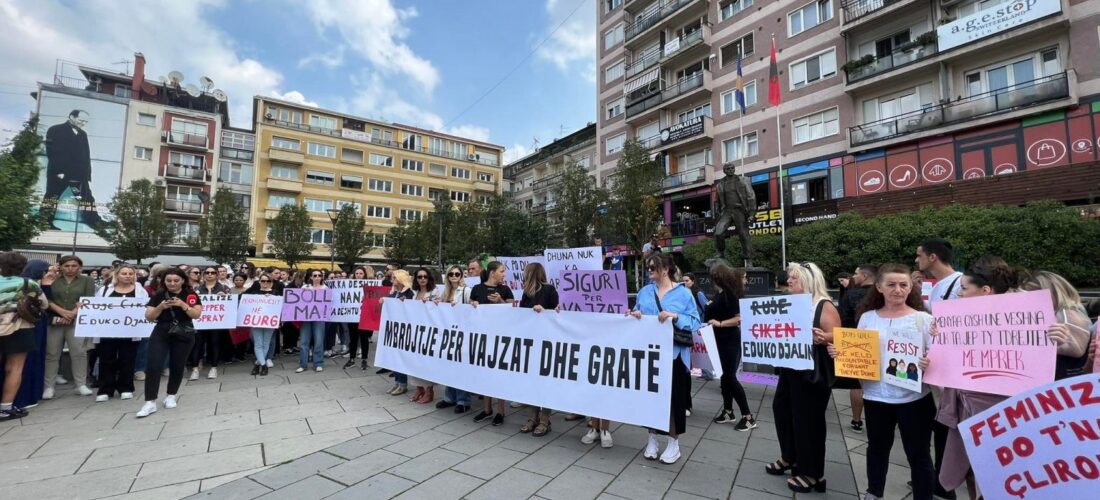 Dhunimi i 11 vjeçares-  Protestohet në shesh, kërkohet mbrojtje për vajzat dhe gratë