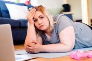 Pse mund të shtoni në peshë gjatë menstruacioneve?