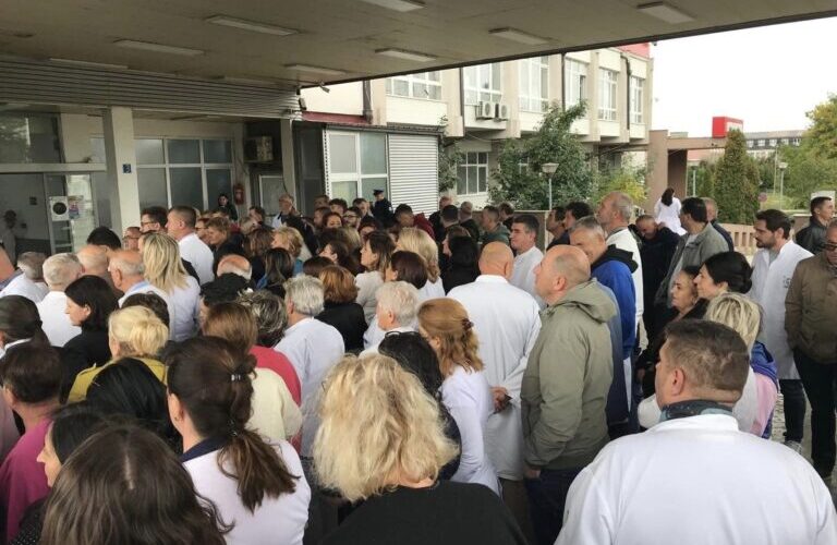 ShSPSH paralajmëron për grevë si pasojë e diskriminimit të infermierëve nga ShSKUK