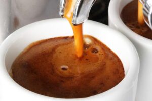 Si ndikon konsumi i kafesë tek personat që vuajnë nga hipertensioni?