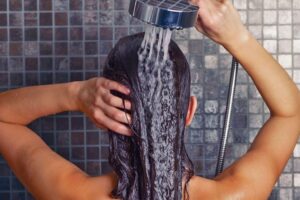 Ekpertët: Dushi me ujë të nxehtë dëmton lëkurën dhe flokët