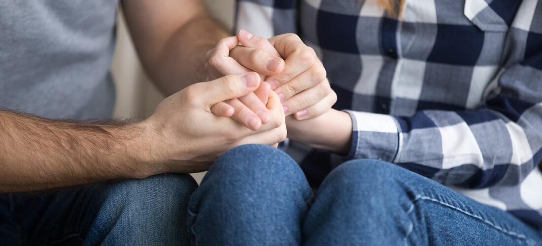 Si t’i ofroni mbështetje një familjeje pas humbjes ose abortit të foshnjës