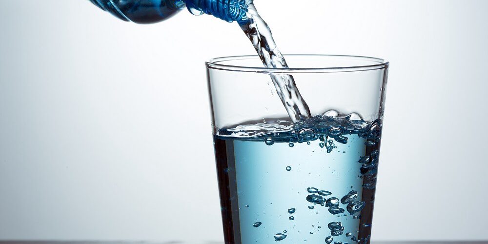 Cili është më i shëndetshëm uji mineral apo uji i gazuar?