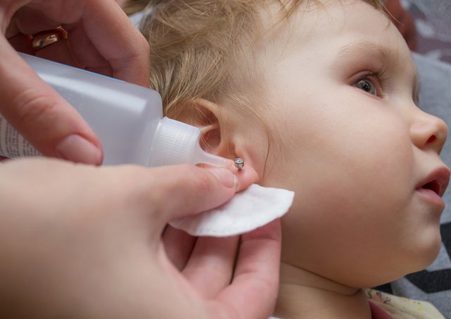 Disa këshilla nga mjekët si t’i pastrojmë veshët në mënyrë të sigurt