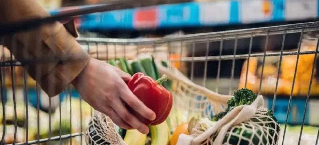 Virusi infektiv Covid mund të qëndrojë në disa ushqime për ditë të tëra, konfirmojnë ekspertët