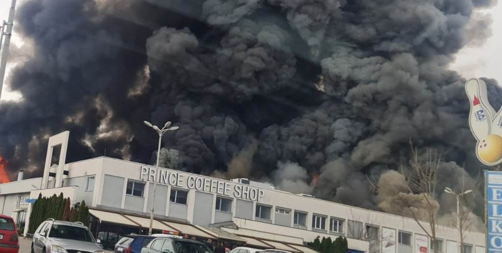 Lokalizohet zjarri i madh në ELKOS Center në Pejë