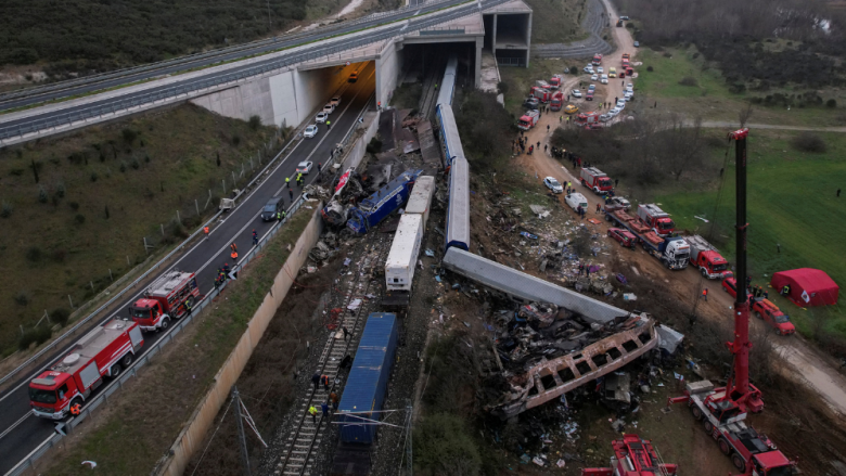 Përplaset një tren pasagjerësh me një tren mallrash në Greqi, 36 persona humbën jetën