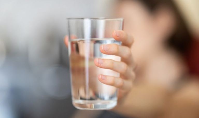 Ka disa arsye pse duhet të pini ujë me stomakun bosh