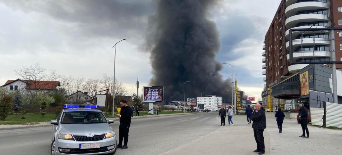 Zjarrfikës nga komunat fqinje ndihmuan në shuarjen e zjarrit në Elkos në Pejë 