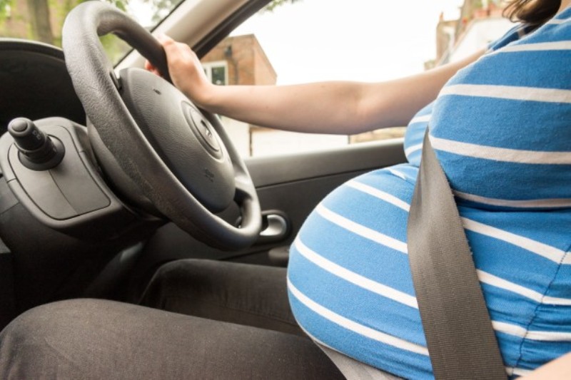 Ekspertët: Shtatzënat të kenë kujdes gjatë vozitjes, gungat dhe gropat në rrugë paraqesin rrezik
