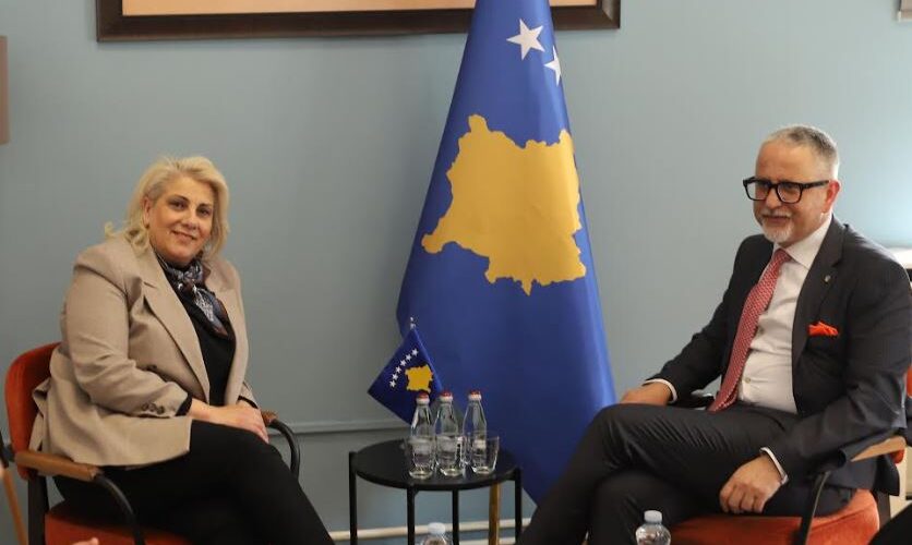 Ministri Vitia pret në takim kryetaren e FSShK-së
