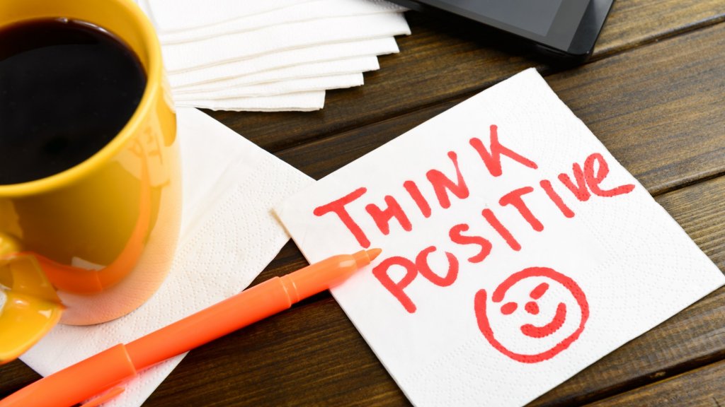 4 këshilla për të qenë më pozitivë