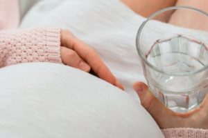 Pse duhet të pini sasi të mjaftueshme uji gjatë shtatzënisë?