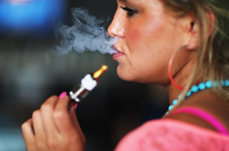 CDC-ja: Mbi 1 në 10 të rinj përdorin rregullisht cigare elektronike