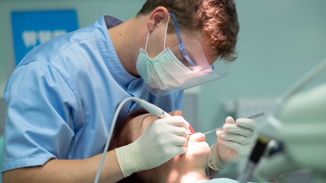 Pastrimi profesional i dhëmbëve mund të jetë armë kundër sulmit në zemër 