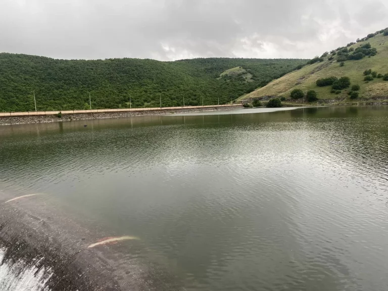 IKSHP del me njoftim të ri lidhur me ujin e Liqenit të Badocit: Cilësia e ujit është përmirësuar