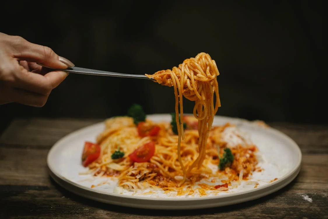 Makarona bolognese me salsiçe – Përgatitje e shpejtë dhe shije e mrekullueshme