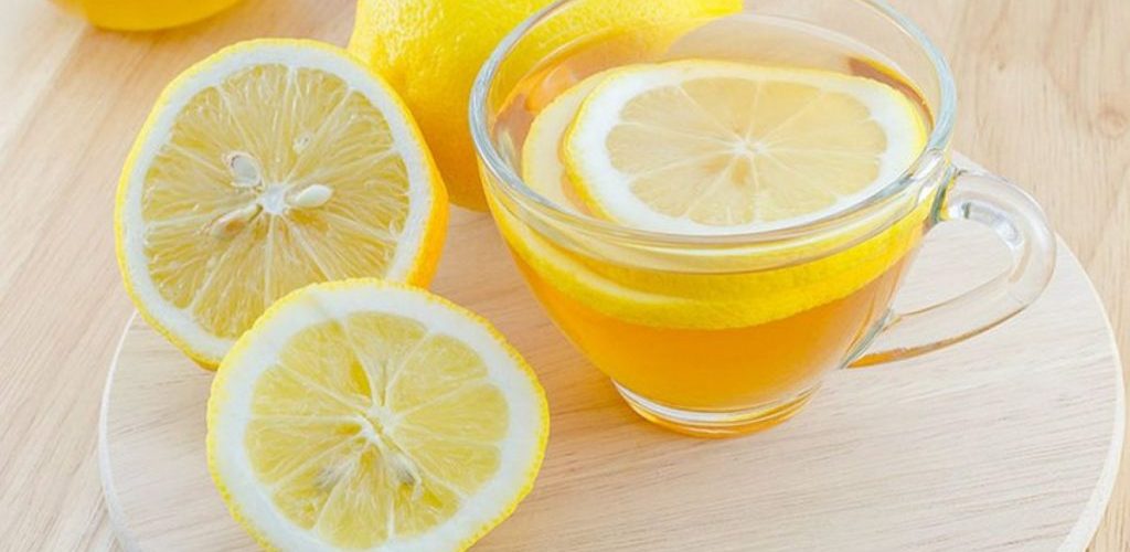 Uji i Ngrohtë me Limon Përpara Gjumit – Rastet Shëndetësore Kur Nuk Duhet Pirë