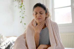 5 kura shtëpiake për dhimbjen e fytit