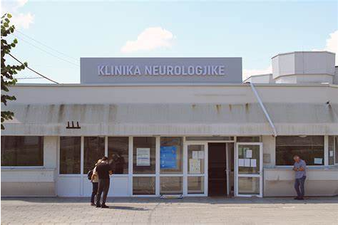 Neurologjia ende pa lift, pacientët me karroca bartën nëpër shkallë