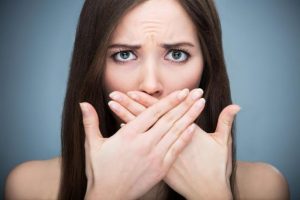 Çfarë e shkakton erën e keqe të gojës?