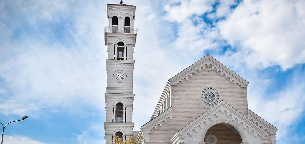 Sot mbahet mesha e Pashkëve në Katedralen “Shën Nënë Tereza”