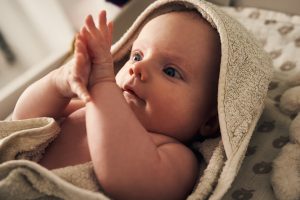 Shkencëtarët: Pesë gjëra që i duhen një foshnje për t’u zhvilluar