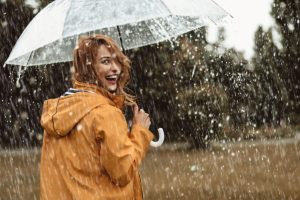 Katër përfitime shëndetësore që sjell ecja në shi