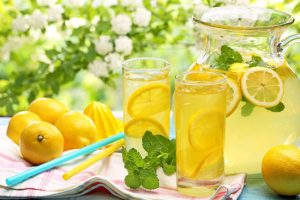 Cilat janë mënyrat e shëndetshme për të pirë ujë me limon?