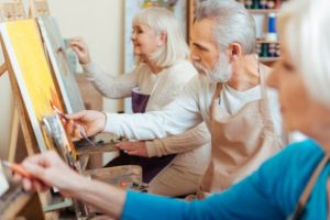 Pesë efektet që kanë aktivitetet artistike në trurin e njerëzve të moshuar