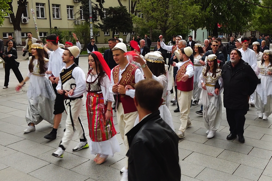 Ulqinakët përshkojnë sheshet e Prishtinës me këngë e valle