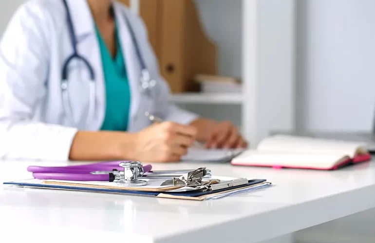 Më shumë se 800 sulme ndaj stafit shëndetësor brenda vitit, raporton NHS