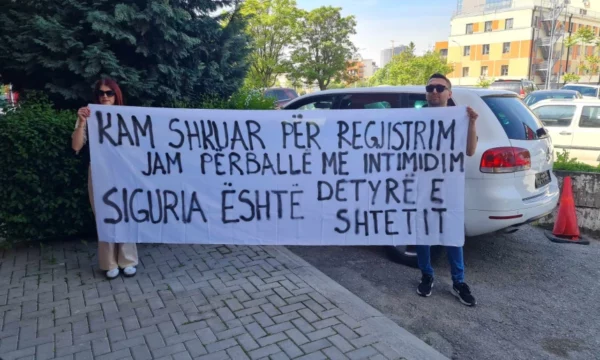 Organizata “Fourth Wave” thotë se regjistrueset e popullsisë janë përballur me ngacmim, proteston para ASK-së