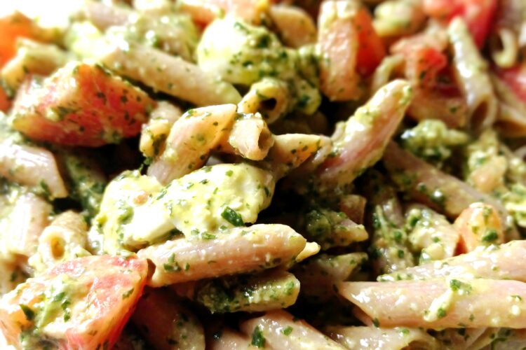 Receta e ditës – Sallatë makaroni me pesto