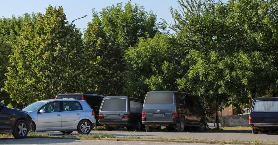 QKUK ndalon parkimin e autoambulancave private dhe veturave për transportin e kufomave në hapësirat e saj