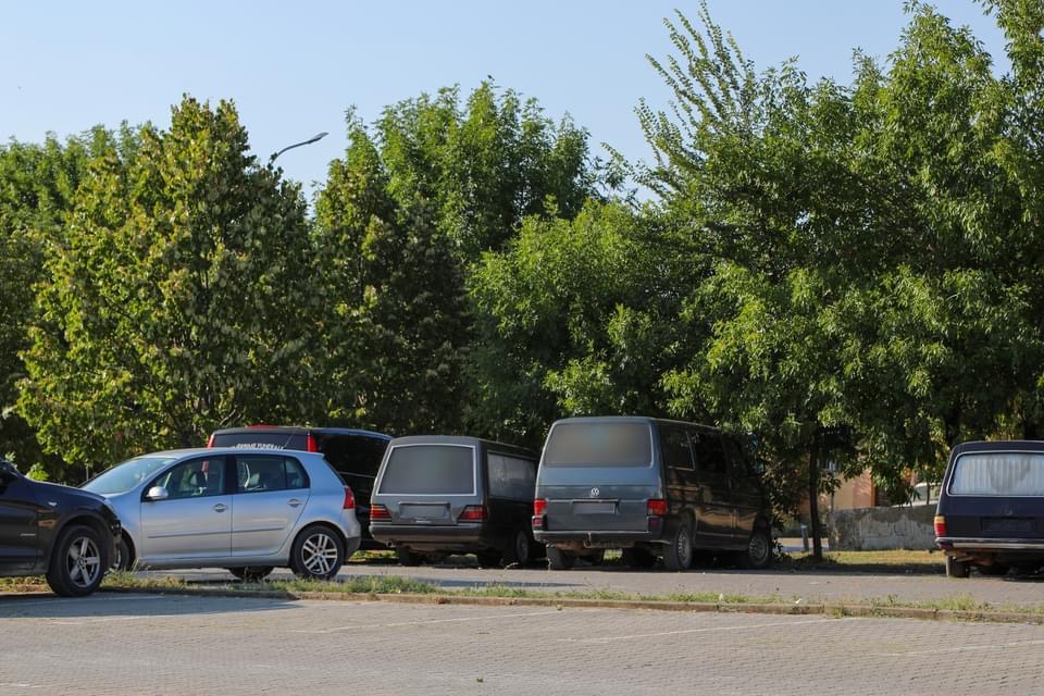 QKUK ndalon parkimin e autoambulancave private dhe veturave për transportin e kufomave në hapësirat e saj