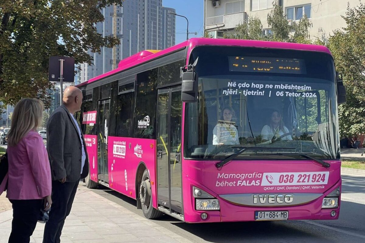 Fushatë vetëdijësuese për kancerin e gjirit – Fillon qarkullimi i autobusit me logon “Race for the Cure Prishtina 2024”