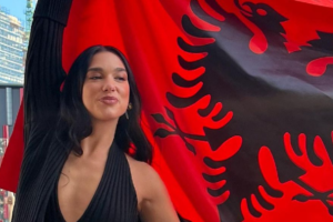 Dua Lipa uron 28 nëntorin me vargjet e himnit kombëtar