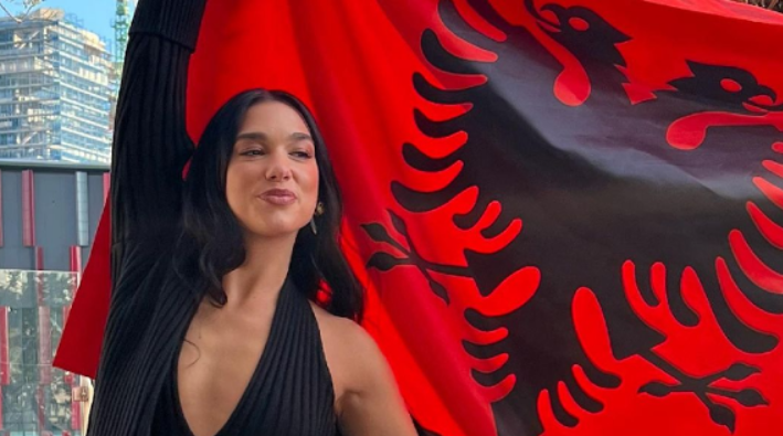 Dua Lipa uron 28 nëntorin me vargjet e himnit kombëtar