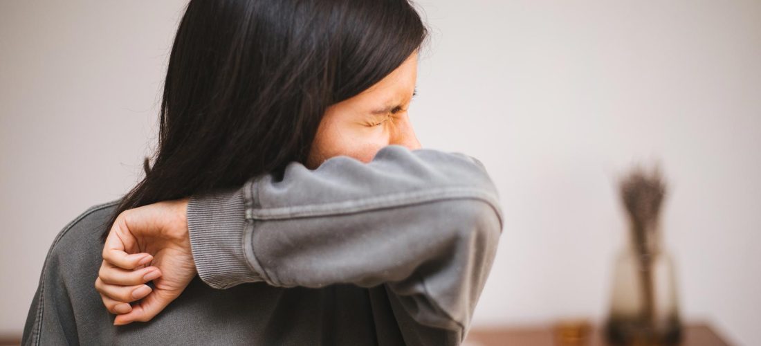 Zemra jonë ndalon kur teshtijmë – Mit apo e vërtetë?