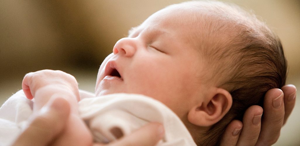 Lemza tek foshnjat nuk është e rastësishme: Shkenca zbulon se iu ndihmon të kontrollojnë frymëmarrjen
