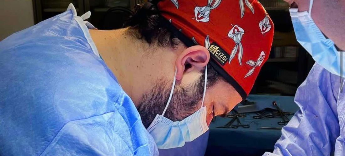Mrekulli në lindje: Dr. Berat Krasniqi sjell në jetë foshnjën ende brenda qeses amniotike!